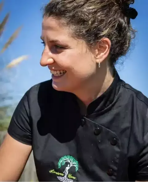 Louison Haas, souriante, en extérieur au Pays Basque