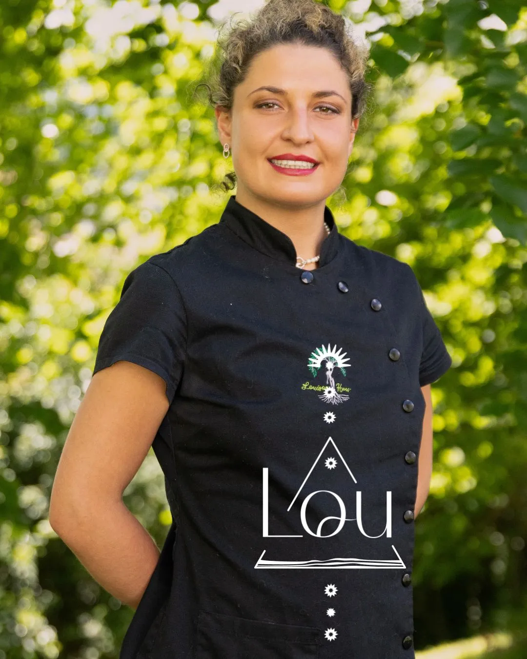 Louison Haas, masseuse et thérapeute énergéticienne, souriante en extérieur